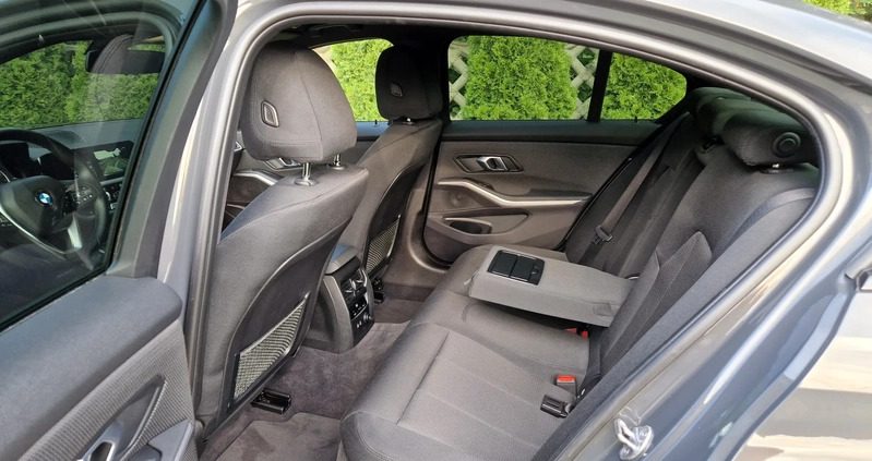 BMW Seria 3 cena 124900 przebieg: 121000, rok produkcji 2019 z Zawidów małe 277